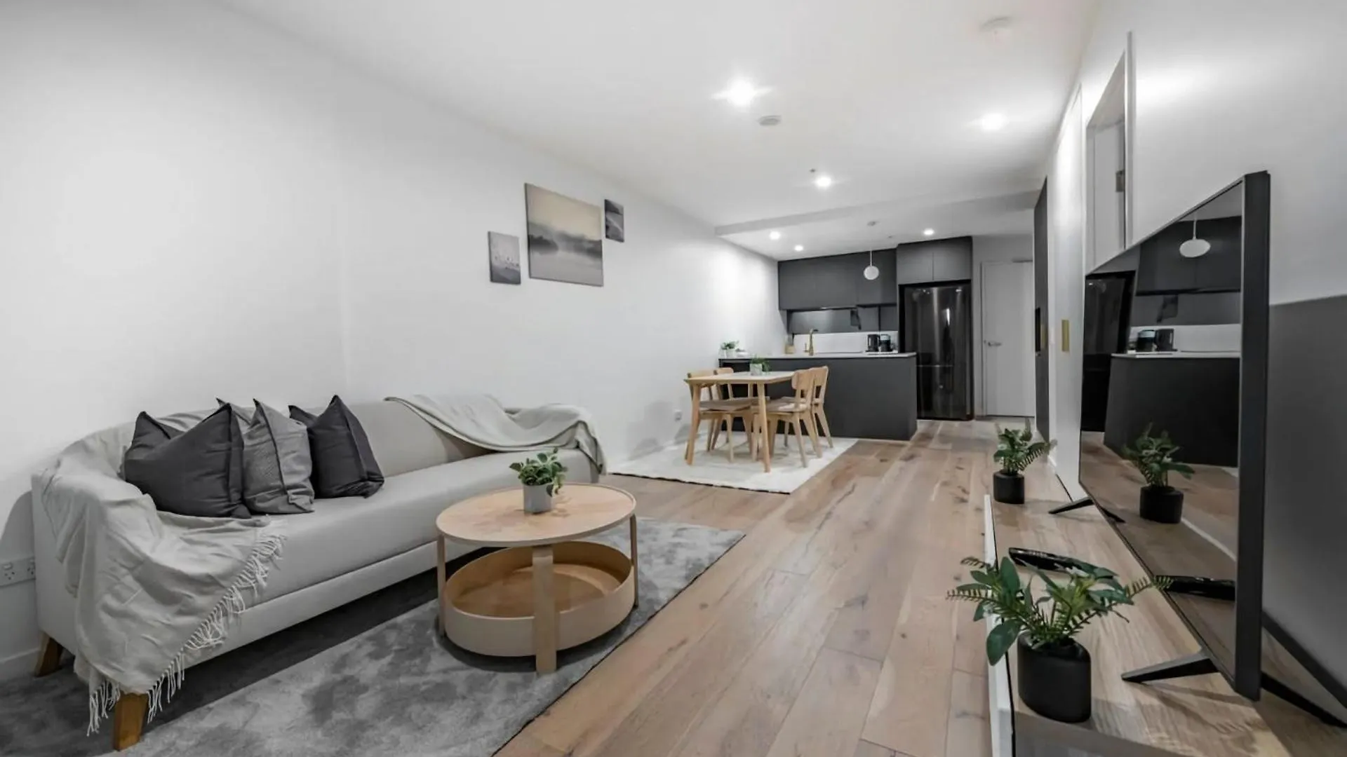 Delight In The Heart Of Canberra 0*,